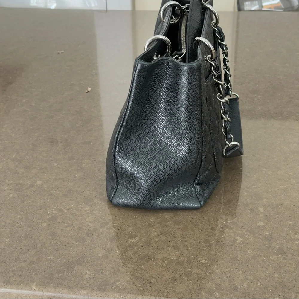 CHANEL Black Quilted Caviar Leather Shoulder Bag with Silver Hardware